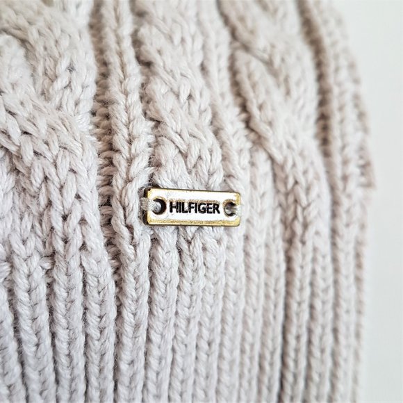 Tommy Hilfiger cable knit sweater w deep V neck. - Picture 4 of 6